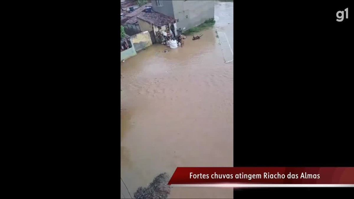 VÍDEO: fortes chuvas atingem casas em Riacho das Almas