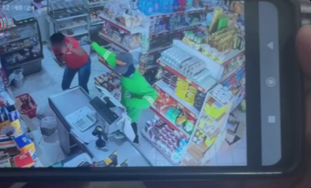 VÍDEO: homem invade mercado e aponta arma para funcionária em Santa Fé do Sul