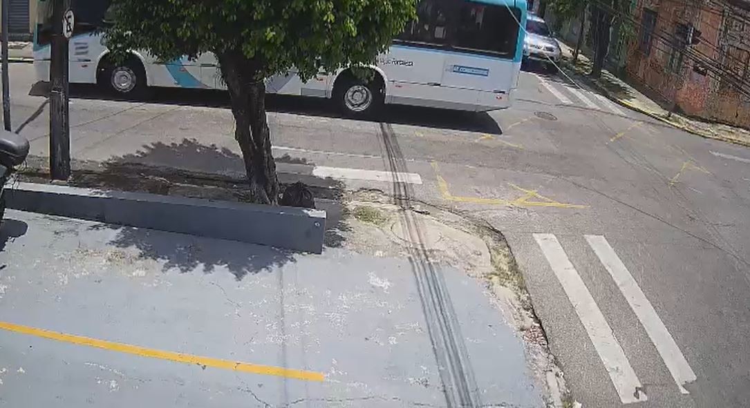 Idosa morre atropelada após cair enquanto atravessava faixa de pedestre em Fortaleza; vídeo