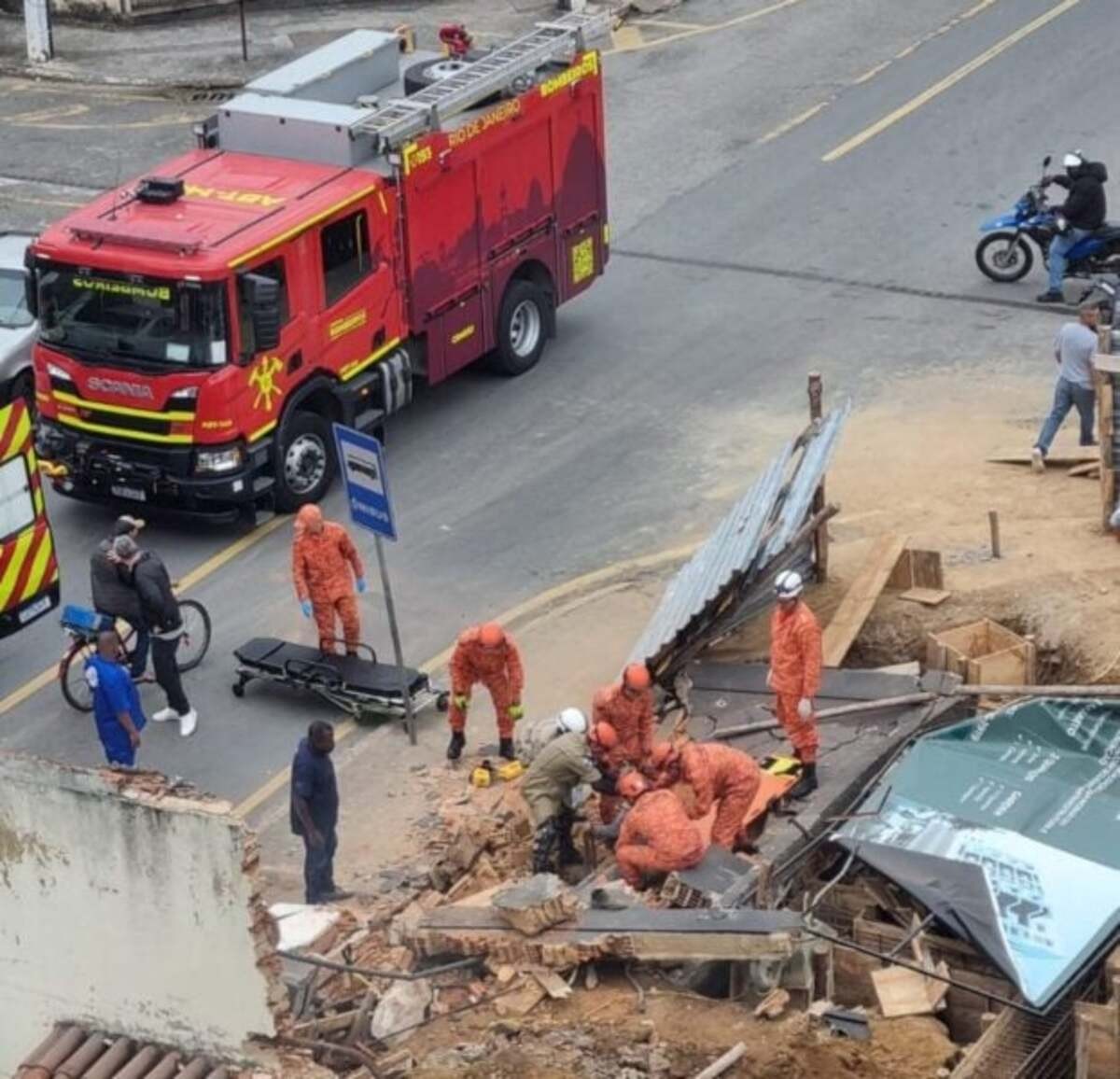 Muro desaba e deixa homem ferido em Volta Redonda