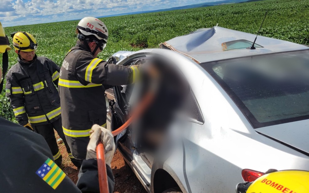 Vítimas de acidente de carro ficaram presas nas ferragens, em Itumbiara, Goiás — Foto: Divulgação/Corpo de Bombeiros