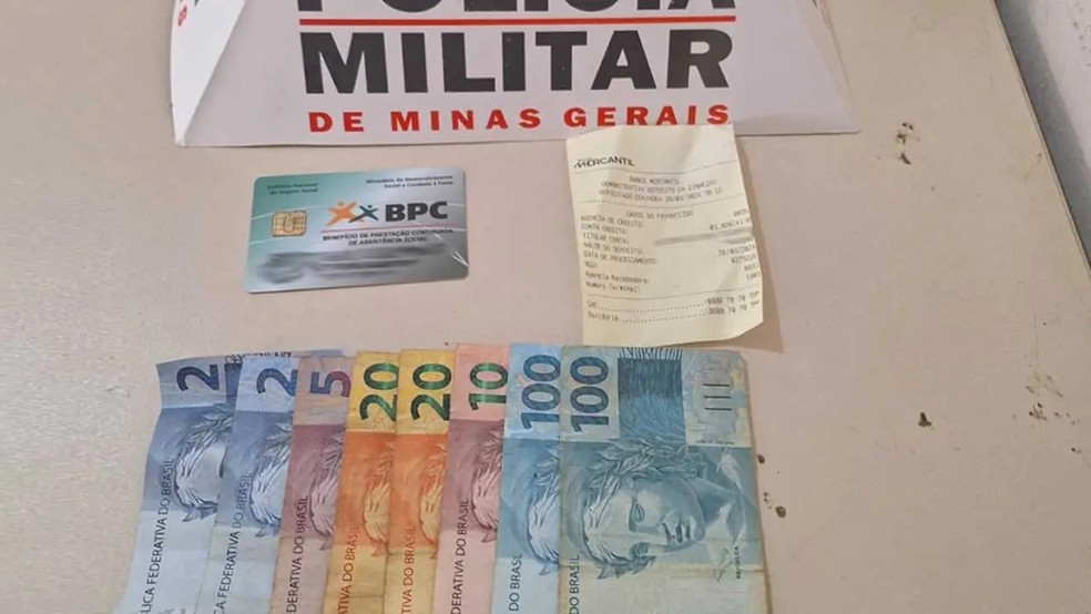 Cartão, dinheiro e comprovante de depósito encontrados com a suspeita — Foto: Polícia Militar/Divulgação