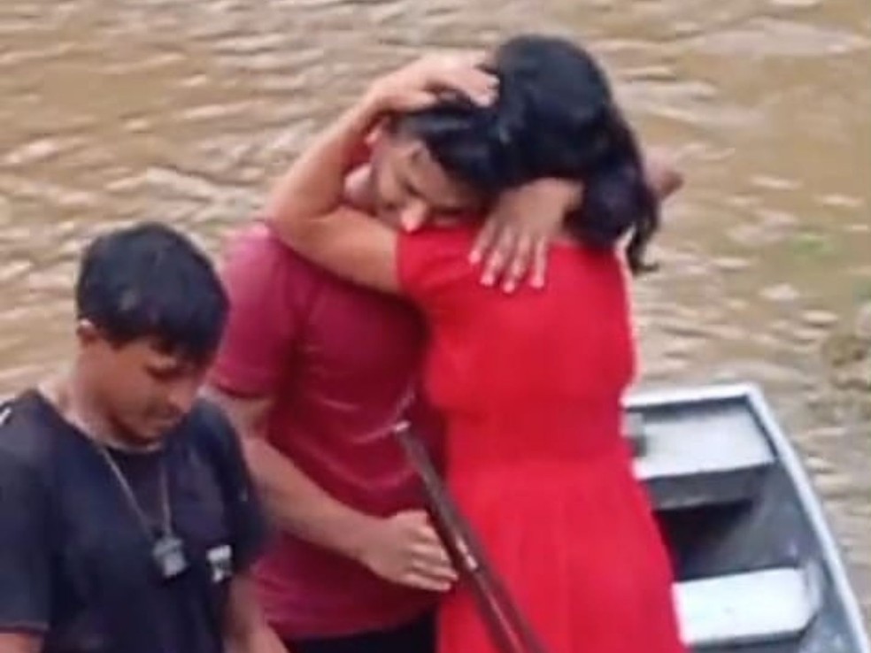 Caçadores foram recebidos com alegria e choro por familiares — Foto: Reprodução