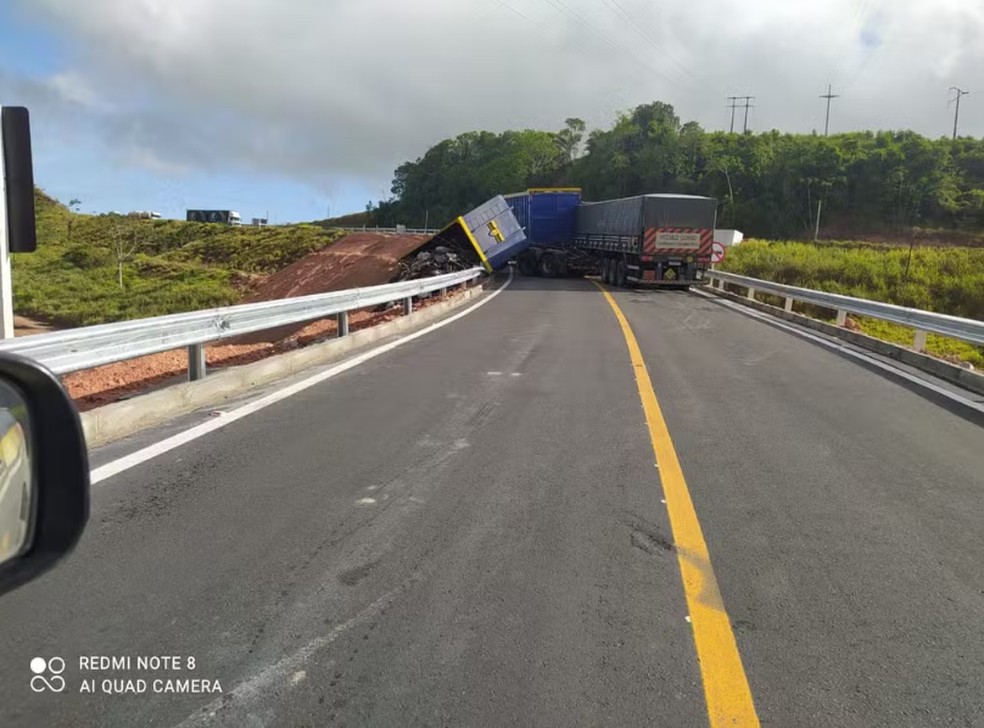 Acidente com duas carretas deixou pista interditada por 10h — Foto: PRF