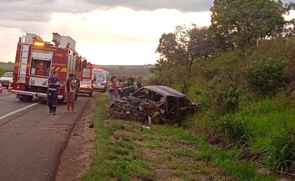 Carro bate em carreta com cerveja na BR-365 em Patrocínio — Foto: Corpo de Bombeiros