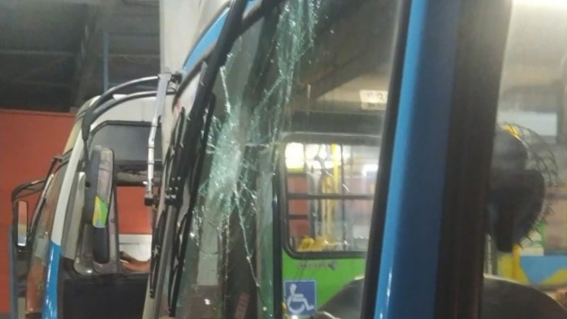 Sete ônibus são apedrejados em ataque por morte de adolescente durante confronto com a PM no ES 