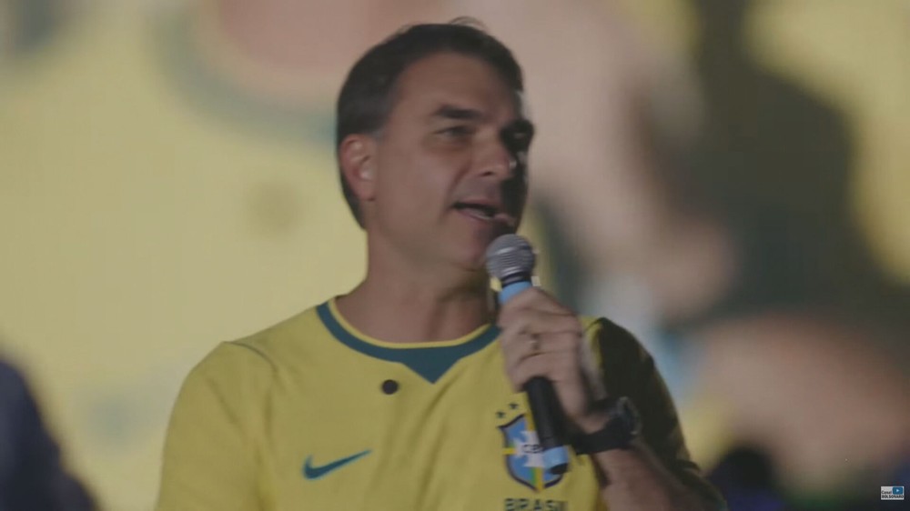 Flávio Bolsonaro pretende adotar pautas sociais ligadas ao PT e ao presidente Lula em 2026
