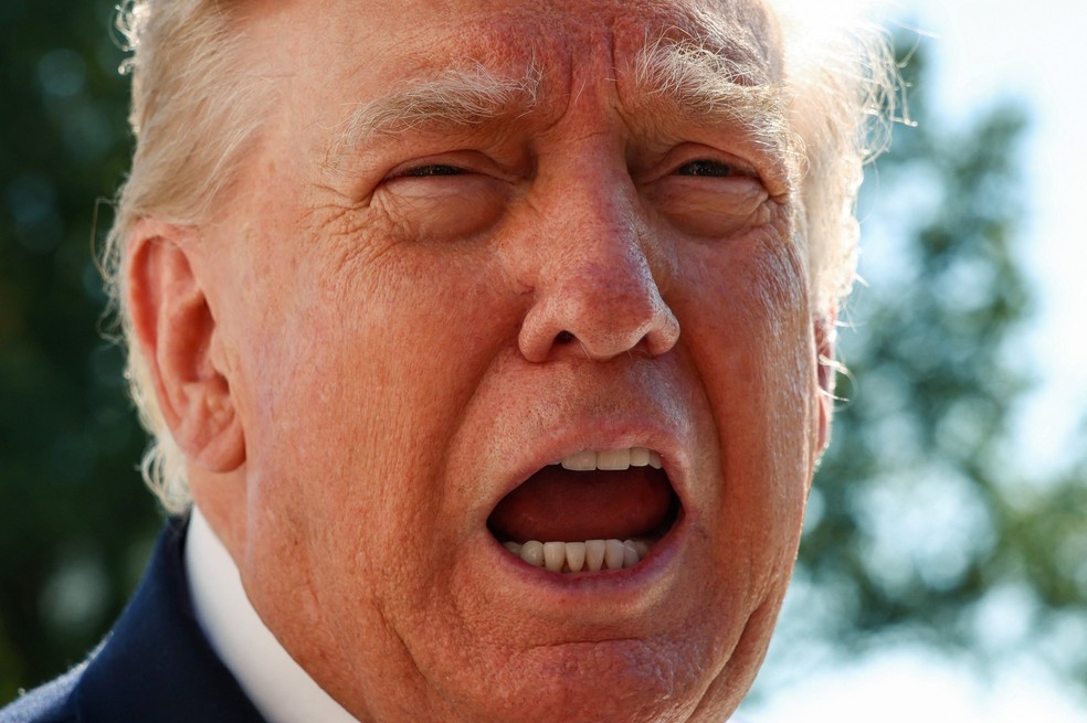 Donald Trump fala a jornalistas ao deixar a Casa Branca, em Washington, em 13 de outubro de 2026. — Foto: Kevin Lamarque/Reuters