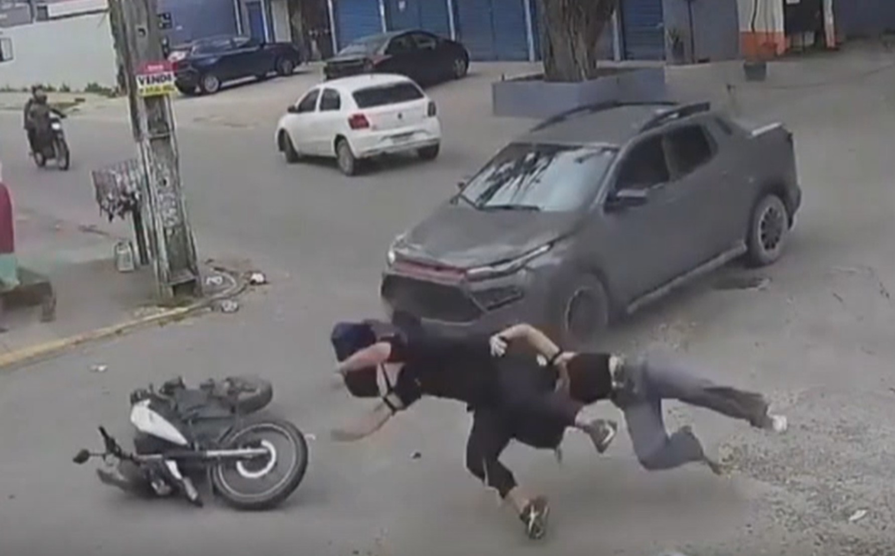 Motociclista e passageira são arremessados após acidente com carro em cruzamento; VÍDEO