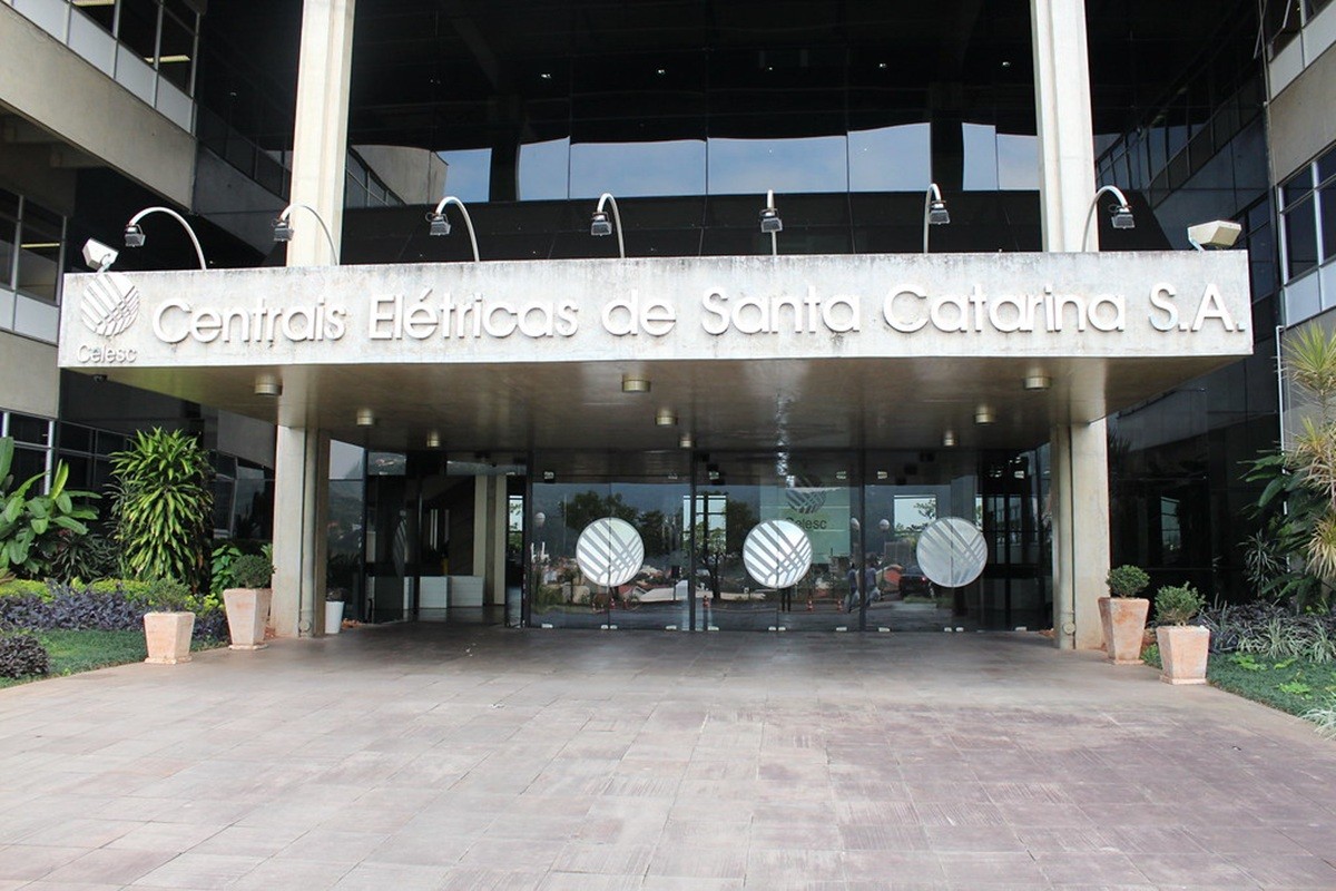 Celesc abre concurso público com salários de até R$ 6,9 mil e vale alimentação de quase R$ 2 mil