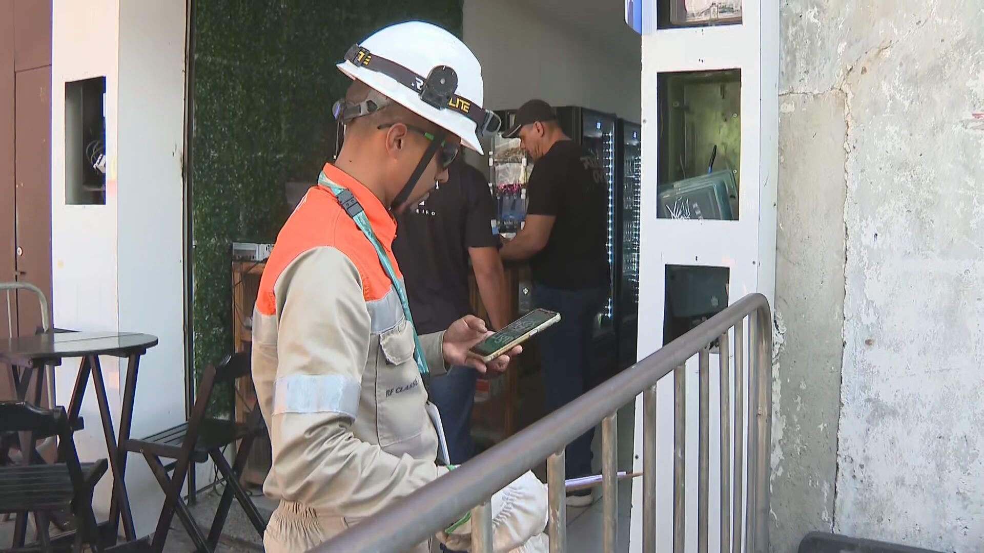 Furto de luz e água: Light e Iguá fazem operação contra irregularidades no Recreio e na Barra