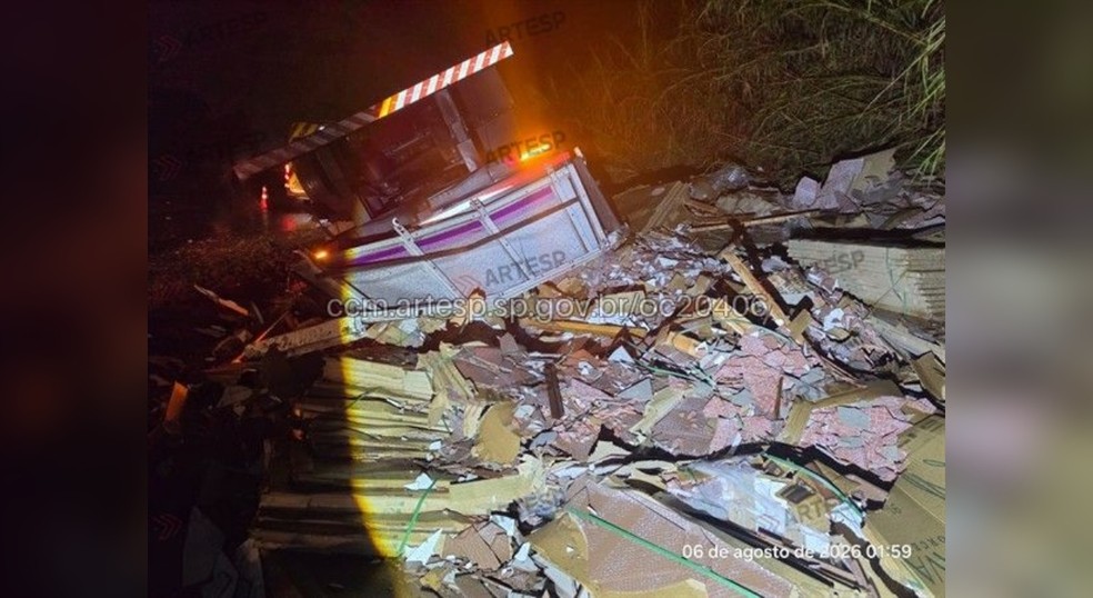 Carreta transportava 37 toneladas de pisos, que acabaram espalhadas pelo trecho, em Jundiaí (SP) — Foto: Portal CCM – Artesp/Divulgação