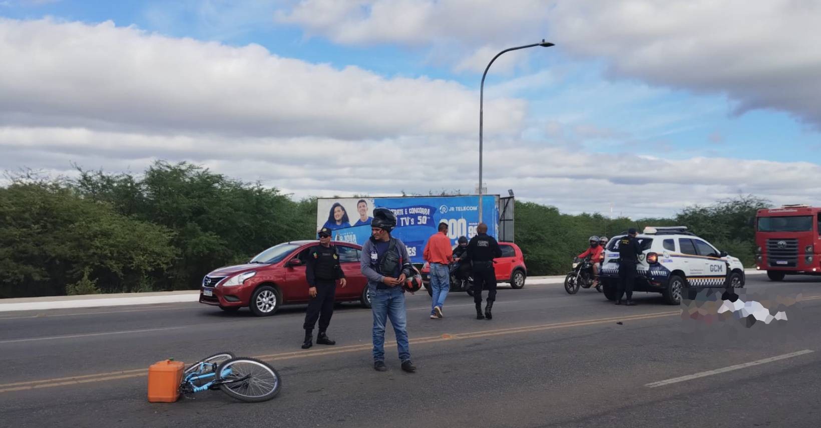 Ciclista morre atropelado por carro ao tentar atravessar a Avenida Clementino Coelho em Petrolina