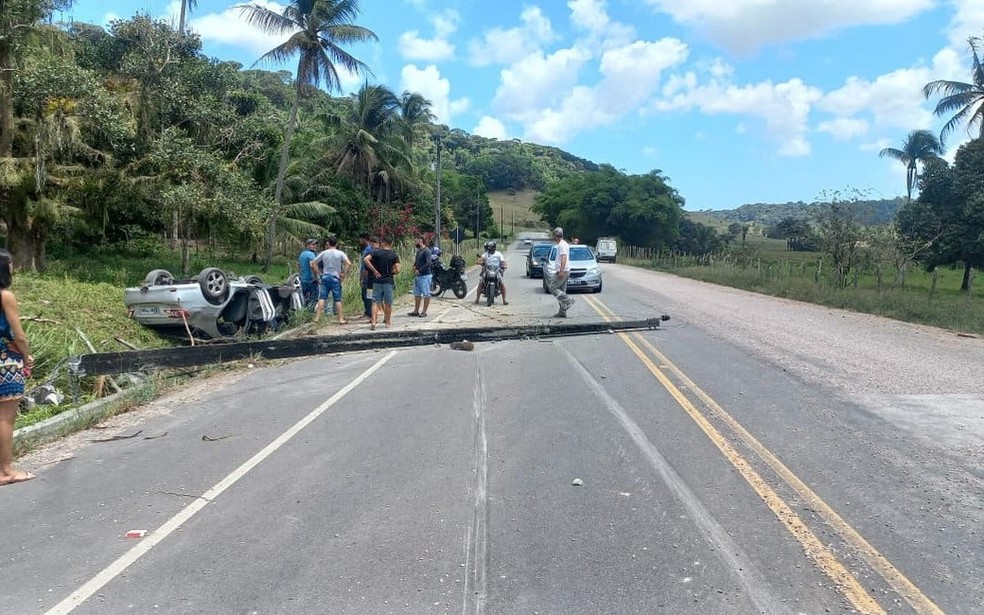 Carro em que arquiteta e marido voltavam de lua de mel capotou na rodovia AL-105 no Benedito Bentes, em Maceió — Foto: Arquivo pessoal