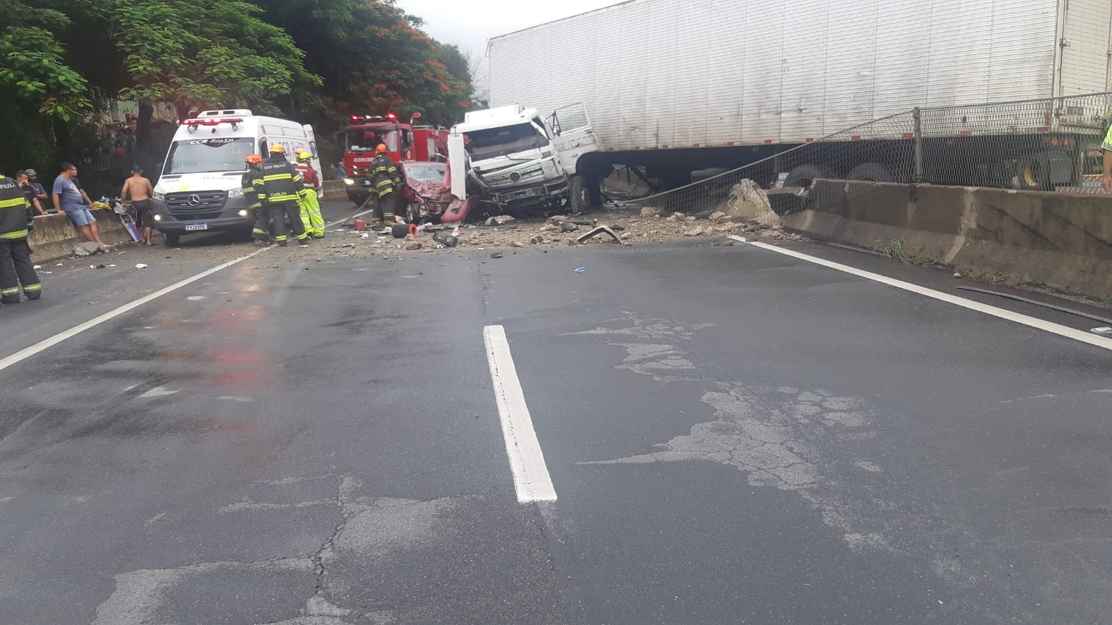 Carreta destrói mureta de contenção, bate em carro e fica atravessada na Dutra em Aparecida