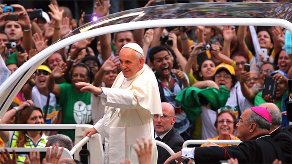 Papa Francisco no papamóvel por ruas de Copacabana — Foto: Divulgação