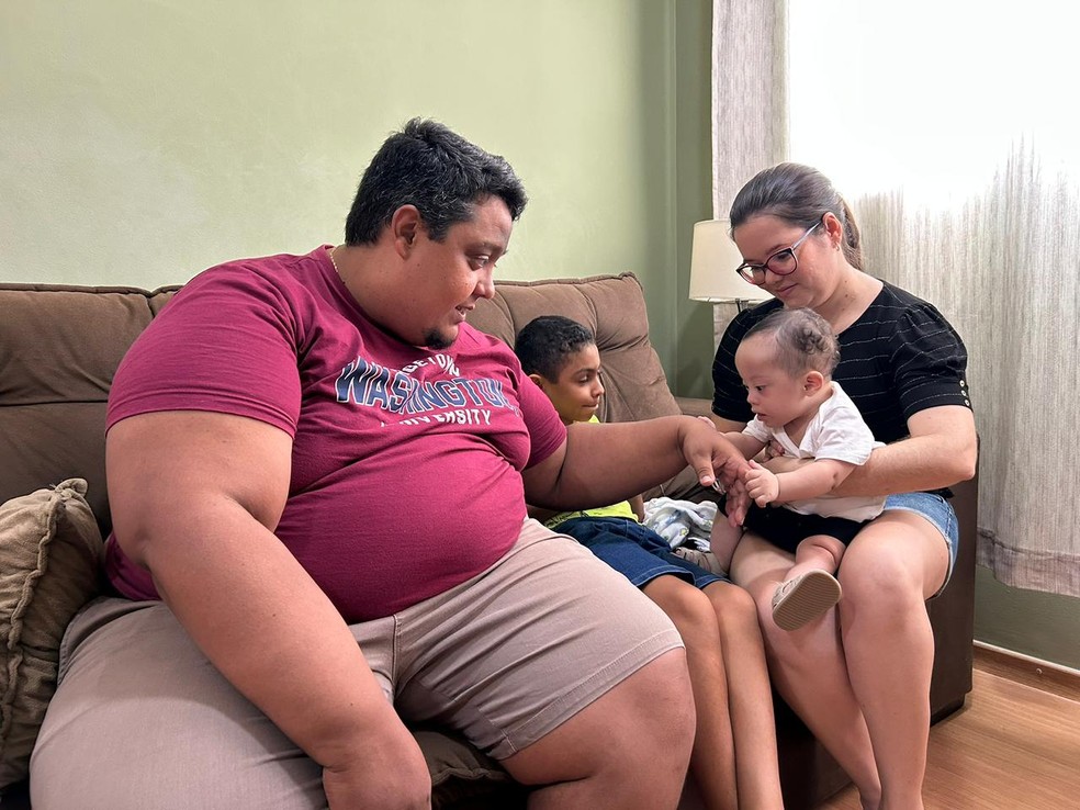 Família com o pequeno Arthur — Foto: Stephany Souza/Inter TV Cabugi