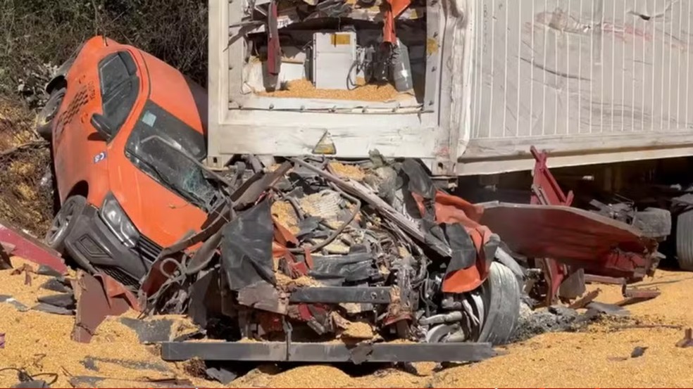 Acidente envolveu três caminhões e um táxi — Foto: Lucas Polak/RPC