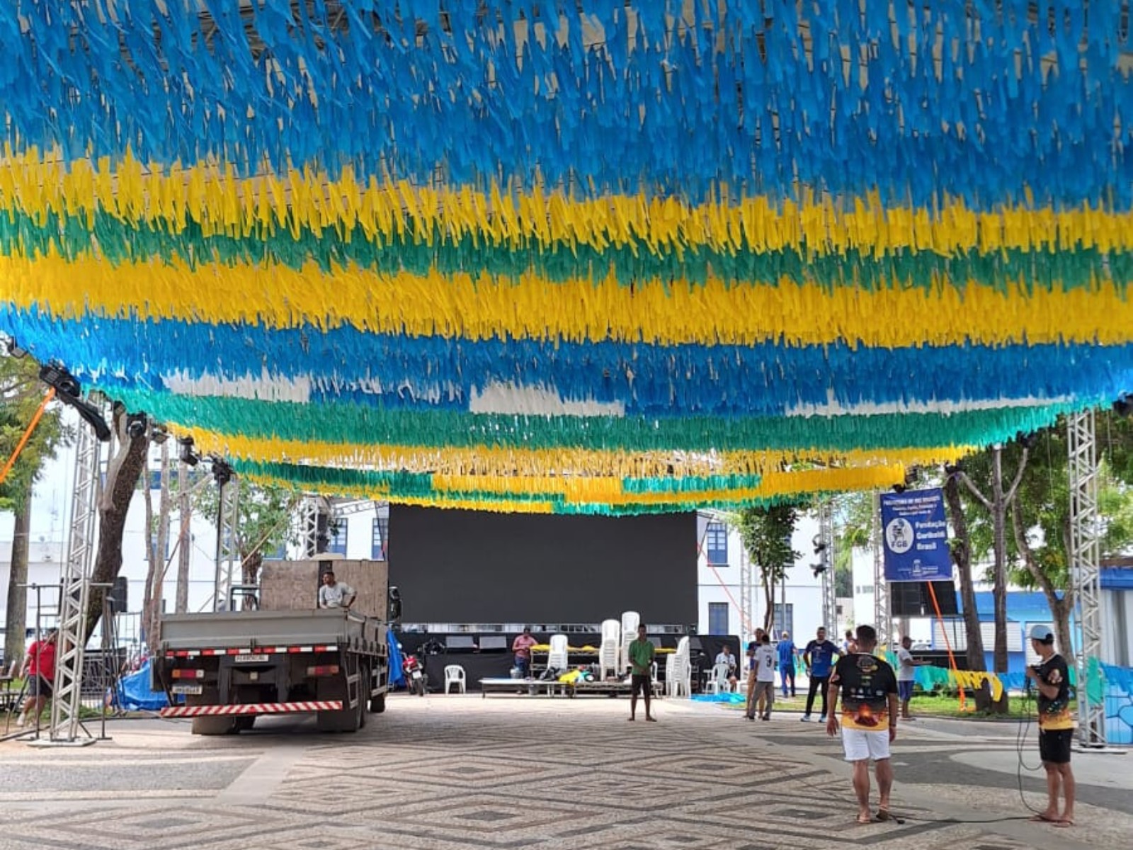Com telão e música ao vivo, público pode assistir estreia do Brasil na Copa na Praça da Revolução 