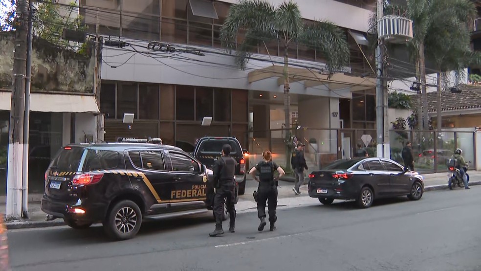 Operação Em Nome do Pai para apurar corrupção e lavagem de dinheiro em decisões judiciais; agentes da PF em Niterói — Foto: Ricardo Guimarães / TV Globo