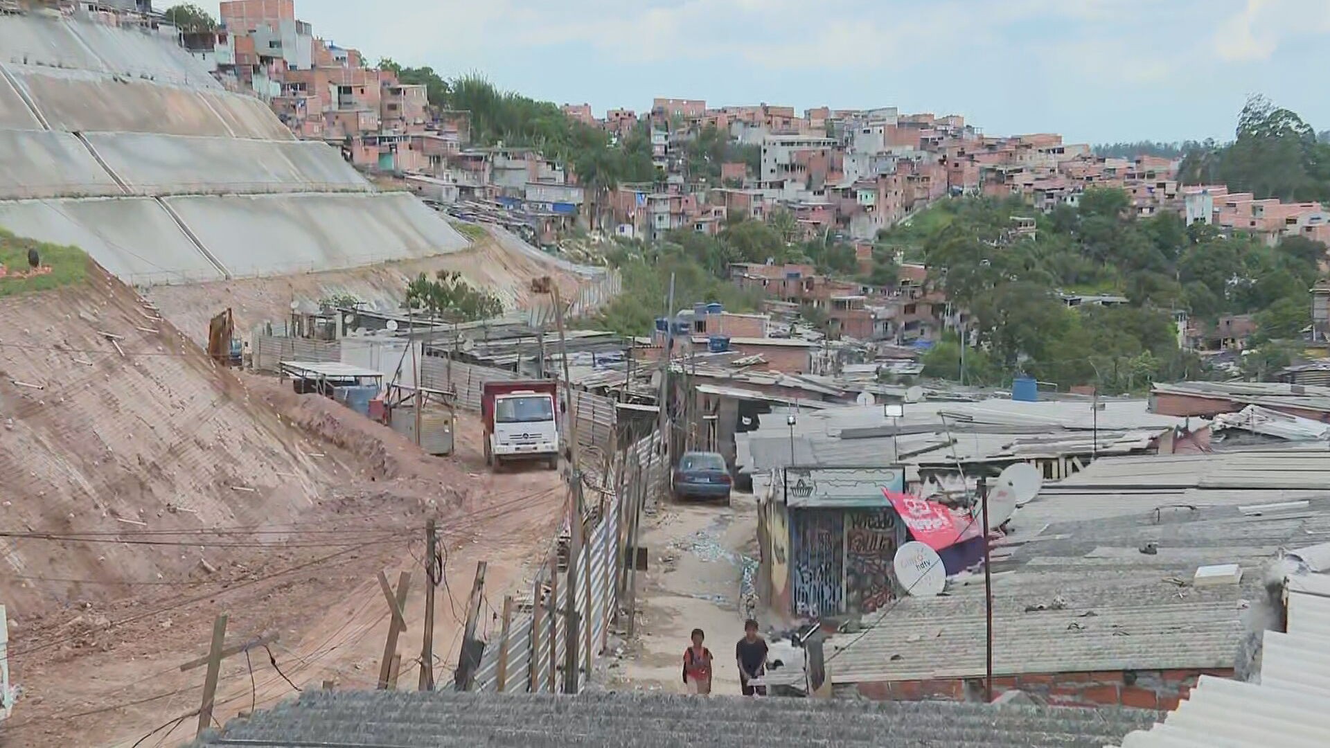 Moradores de comunidade na Zona Sul de SP denunciam surgimento de rachaduras em casas durante obra de contenção