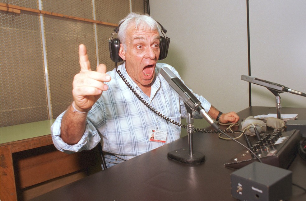 Foto de arquivo de 15/08/1995 do narrador Silvio Luiz, que morreu nesta quinta-feira, 16 de maio de 2024, aos 89 anos, em decorrência de falência de múltiplos órgãos. — Foto: ÁLVARO MOTTA/ESTADÃO CONTEÚDO