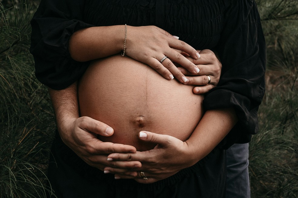 Imagem mostra barriga de mulher grávida — Foto: Vitor Monthay/Unsplash/ARQUIVO