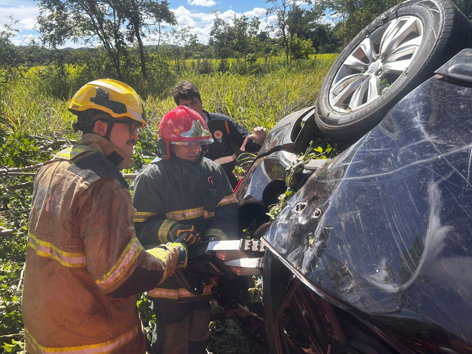 Mulher morre e filhos dela ficam feridos em acidente de carro na BR-251