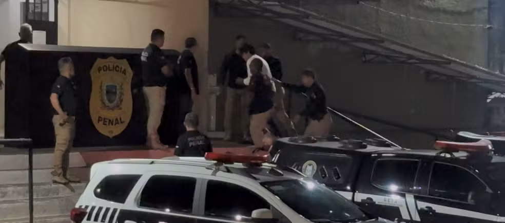 Cantor João Lima chega ao presídio do Roger, em João Pessoa, após ter prisão mantida em audiência de custódia — Foto: TV Cabo Branco