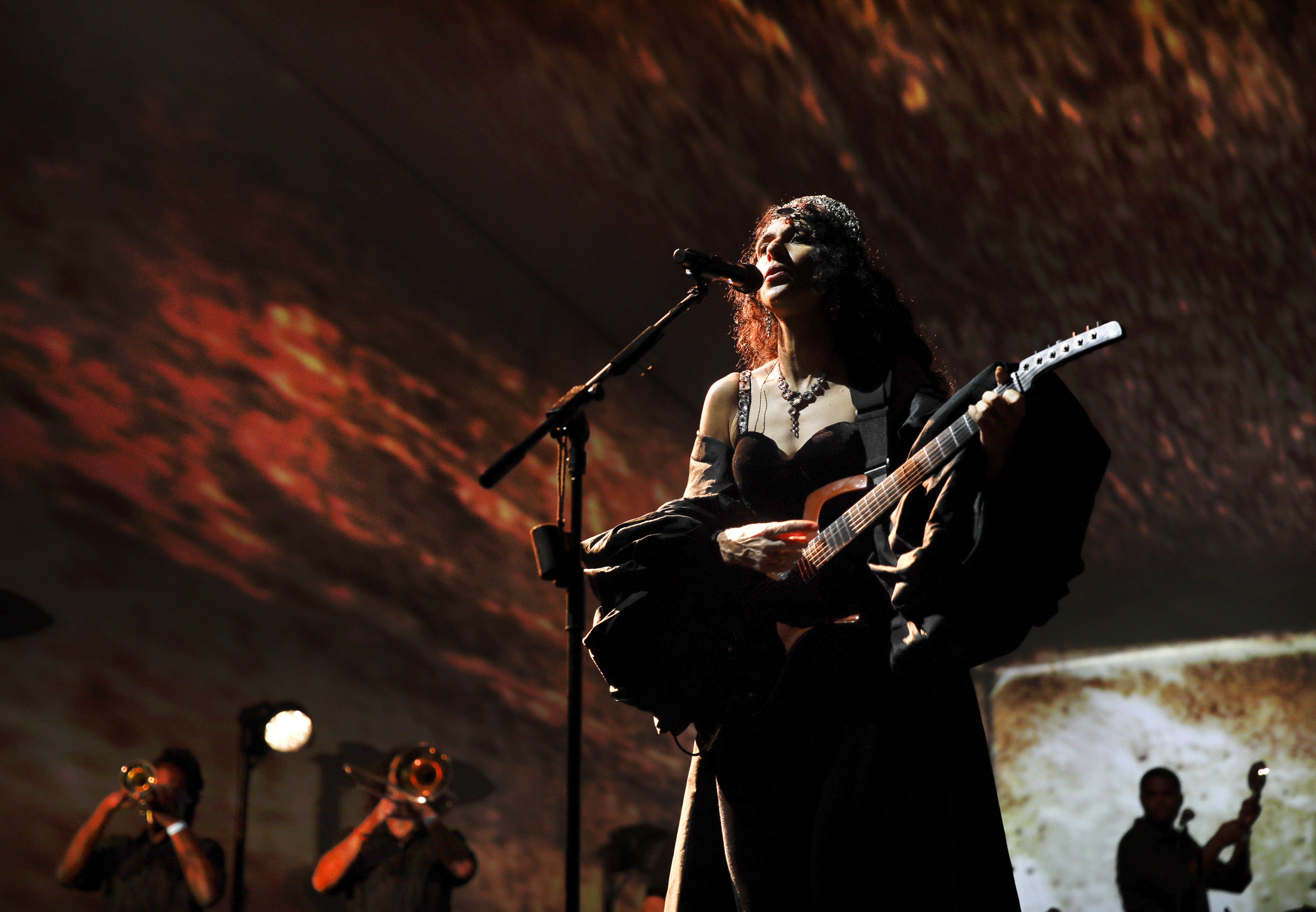 Marisa Monte canta Caetano Veloso, Cassiano, Dominguinhos e Luiz Gonzaga no disco ao vivo 'Portas raras'
