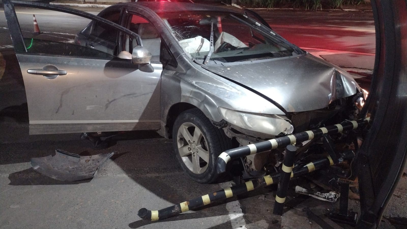 Homem morre ao bater carro contra proteção de leitor facial em condomínio de Piracicaba