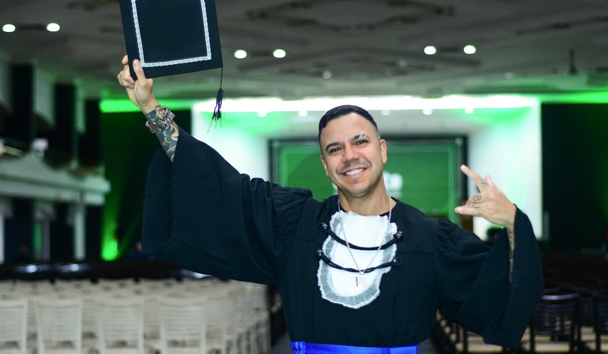 Ex-baixista do Charlie Brown Jr. e CPM 22 se forma em música no interior de SP: 'Faltava o canudo'