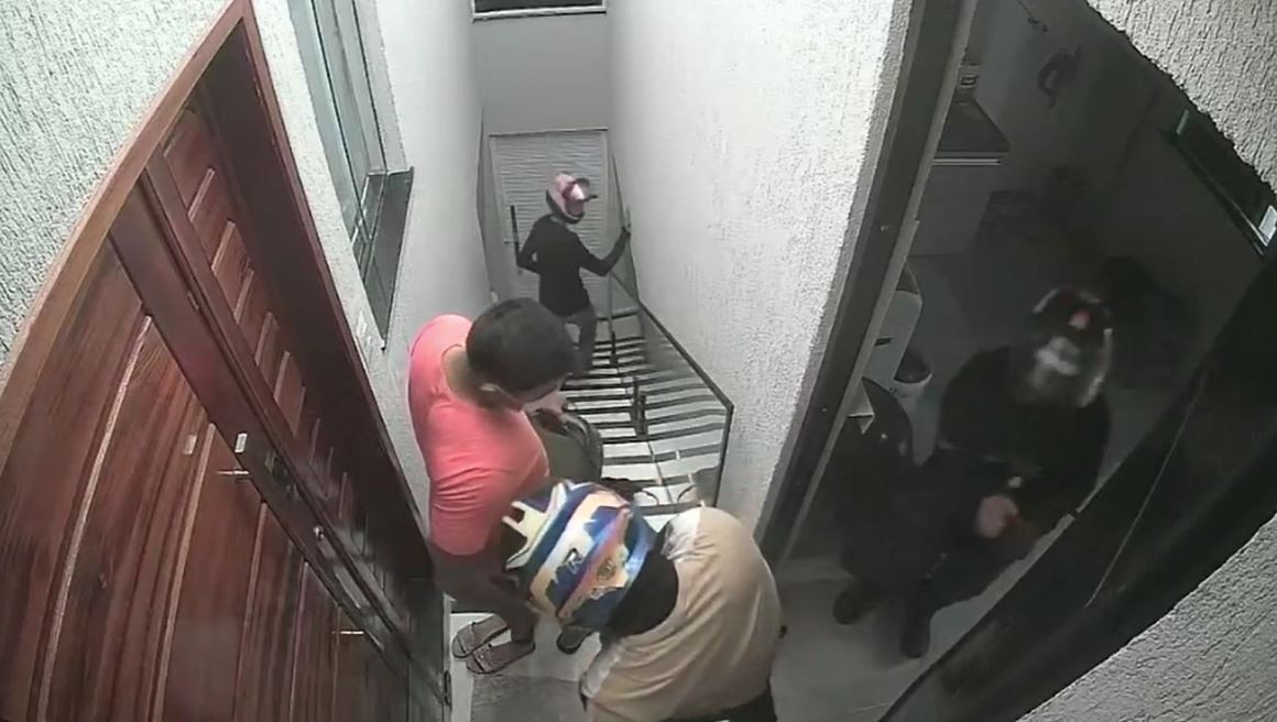 Quatro homens furtam casa de agente da Guarda Municipal de Fortaleza no bairro Montese