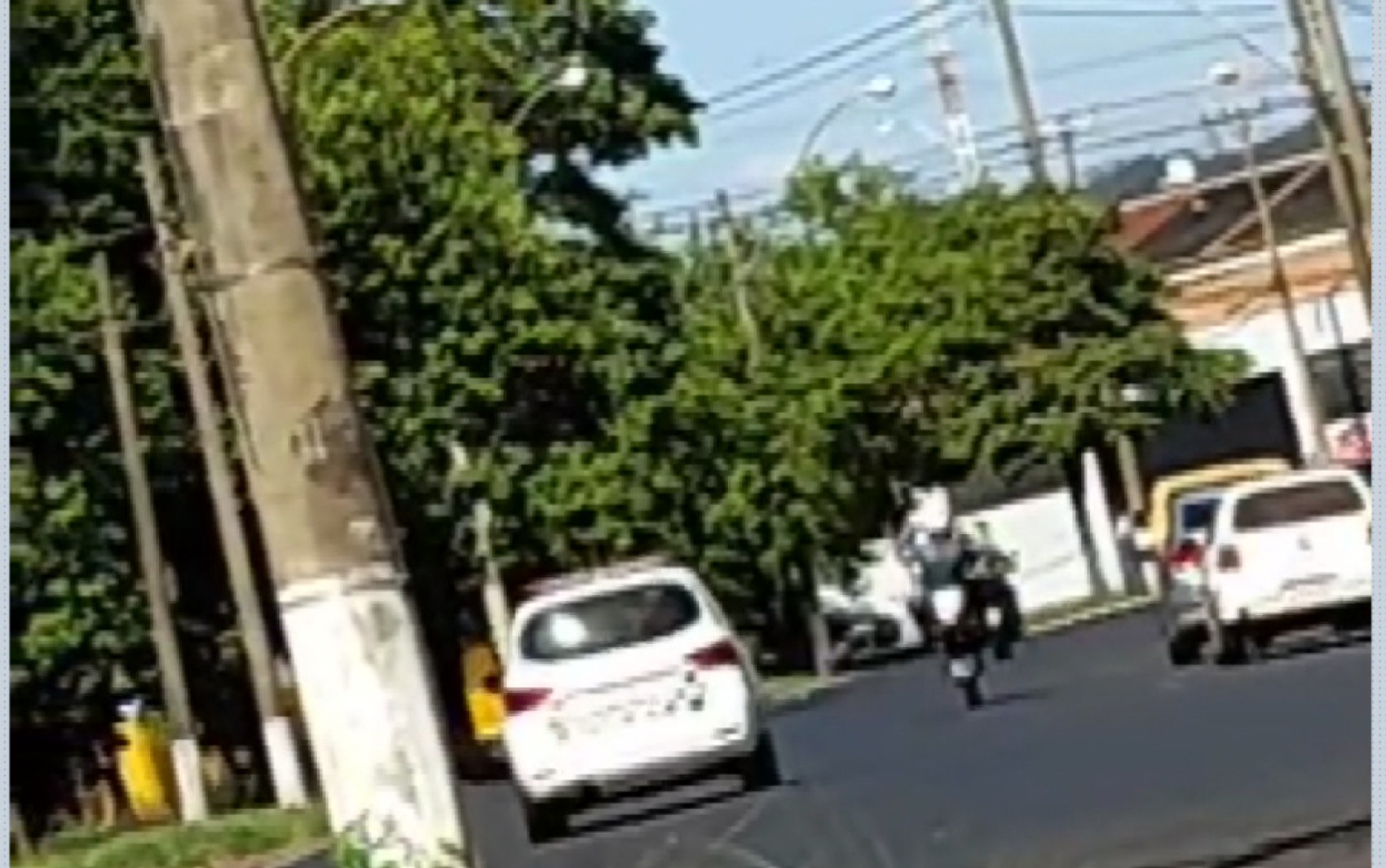 VÍDEO: Policial militar empina moto na rua durante o trabalho na zona Norte de Ribeirão Preto, SP