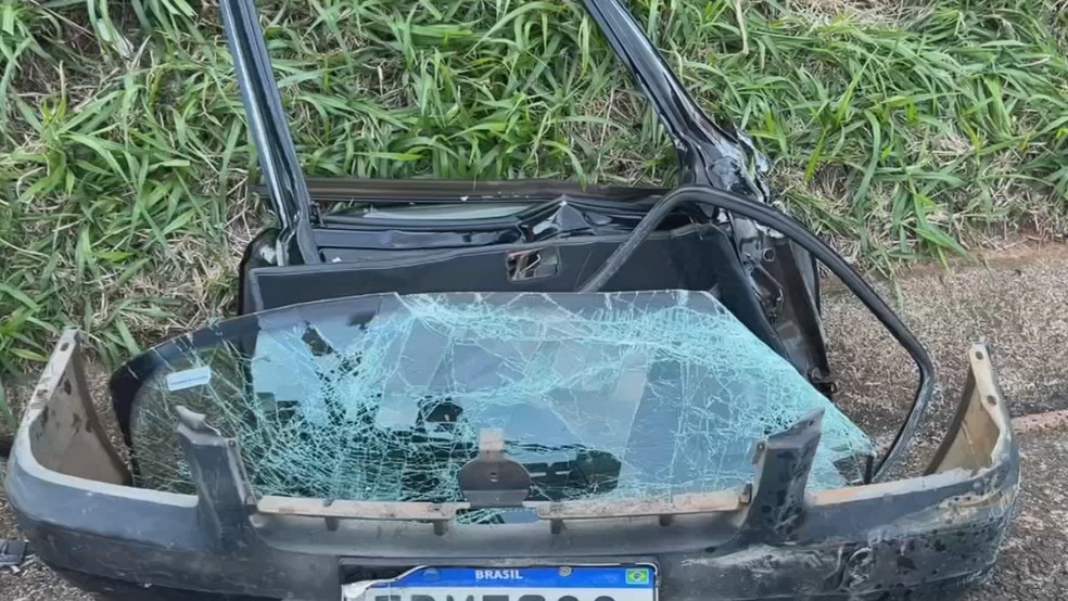 2 de 3
Condutor do carro ficou preso &agrave;s ferragens e sofreu les&otilde;es graves &mdash; Foto: TV TEM