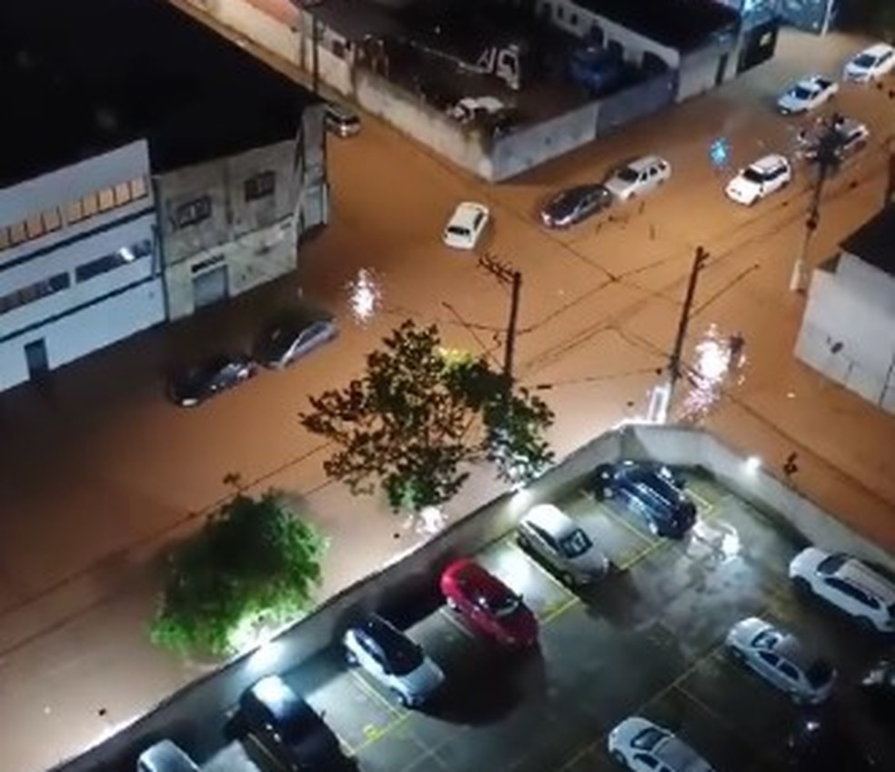 Alagamento na Rua Balsa, na Freguesia do Ó, nesta terça-feira (18), em São Paulo — Foto: Arquivo Pessoal