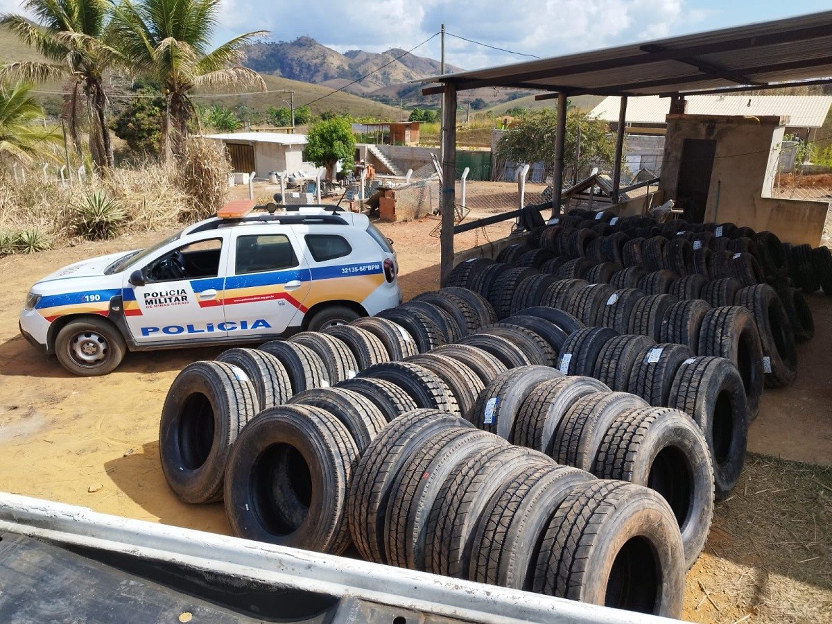 Mais de 160 pneus furtados de carreta tombada na BR-116 são recuperados 
