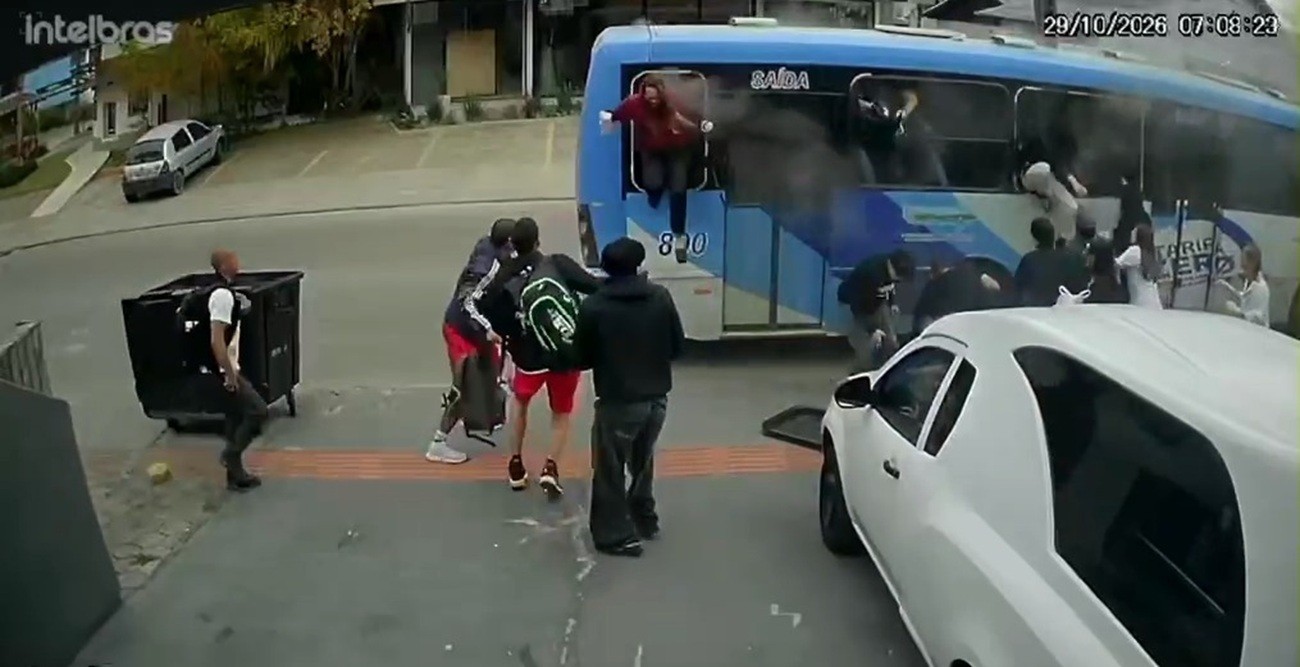 Passageiros quebram janelas e saem às pressas de ônibus em SC após princípio de incêndio; VÍDEO