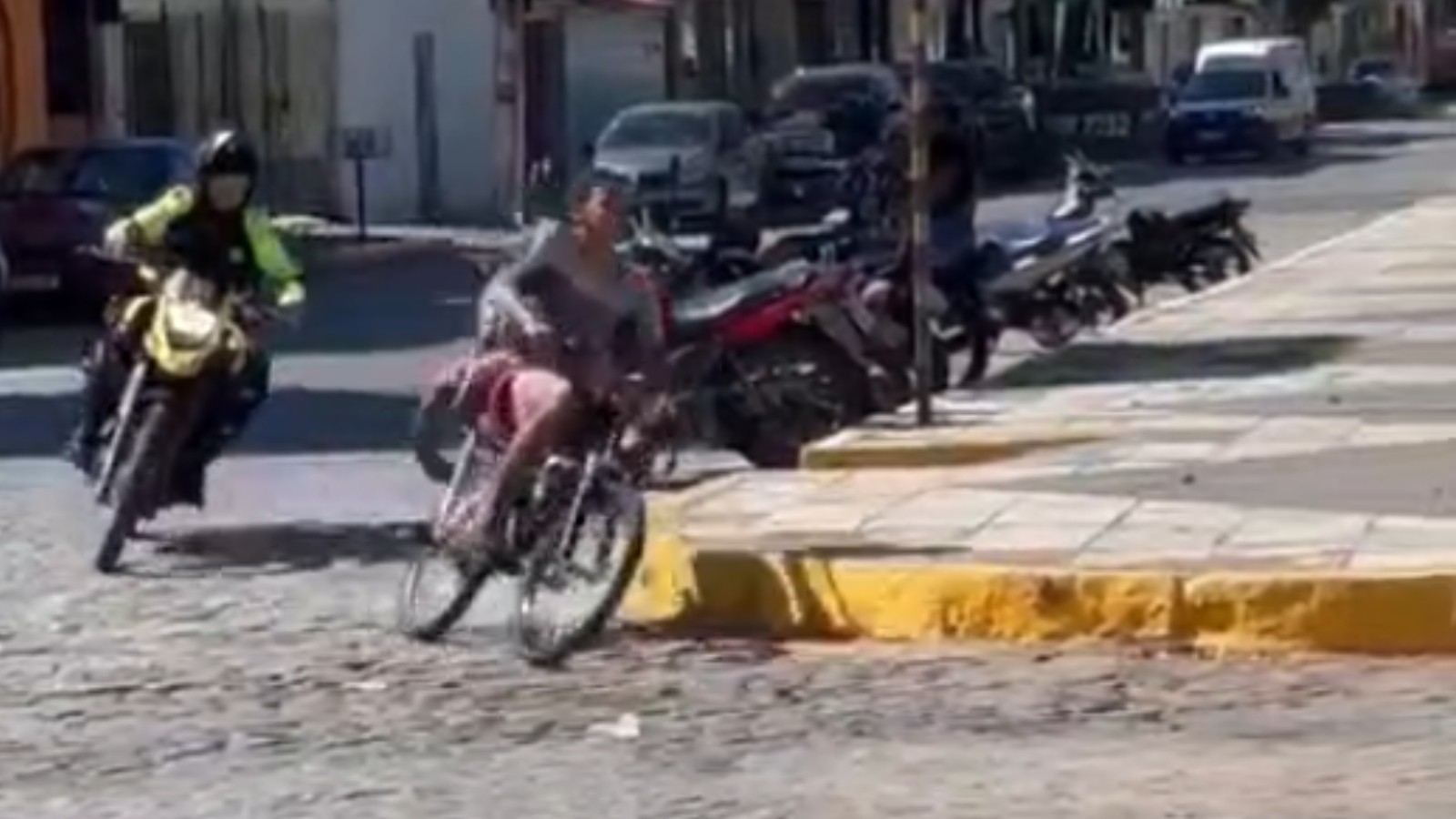Homem em bicicleta motorizada foge de agentes em moto pelas ruas de Barbalha, e cena viraliza na web
