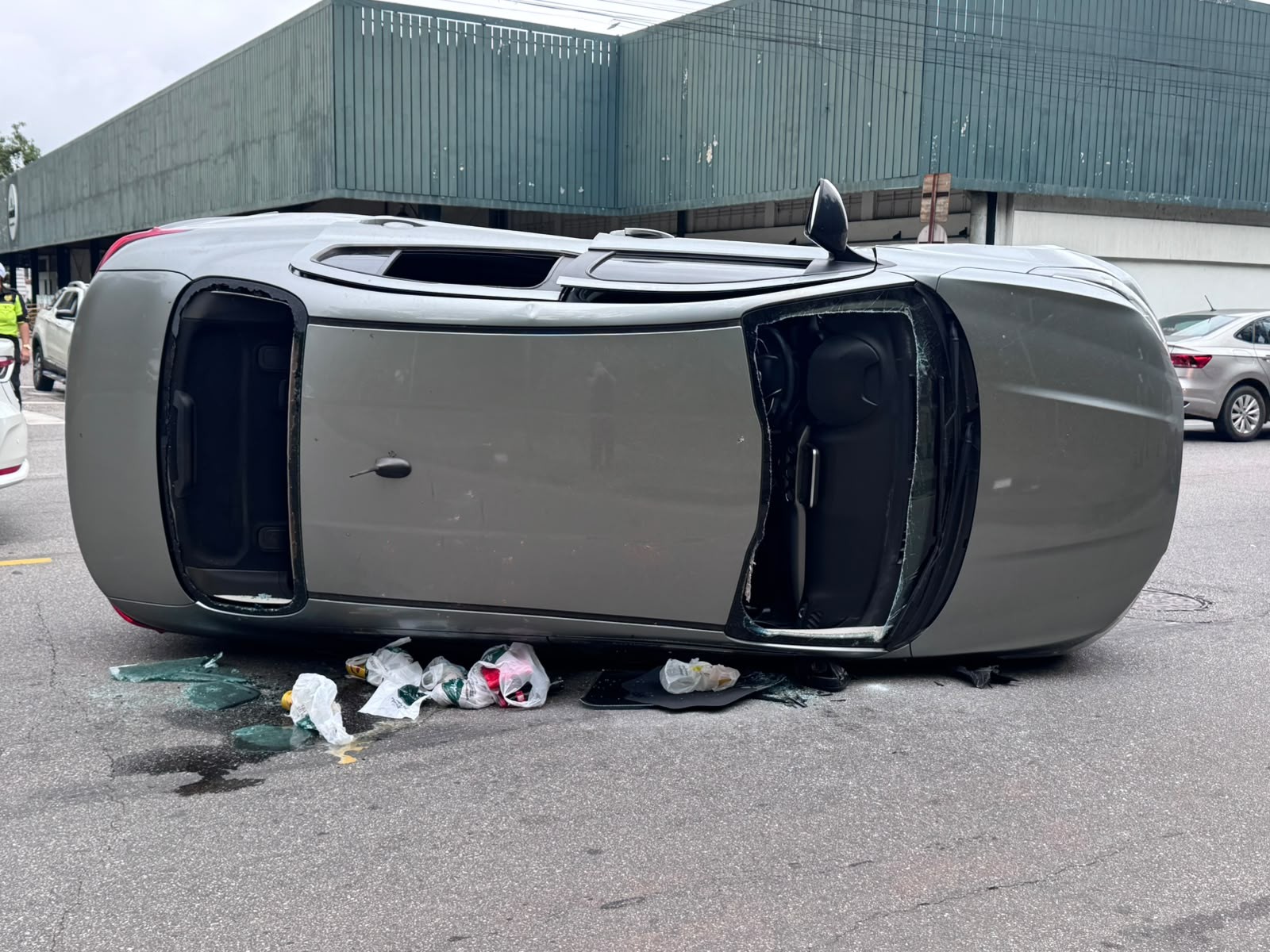 Carro tomba após colisão e vítima fica presa pelo cinto em Ipatinga