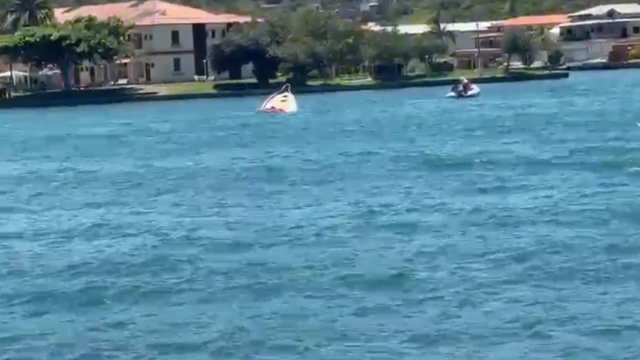 Lancha afunda no Canal do Itajuru, em Cabo Frio, mas passageiros são resgatados