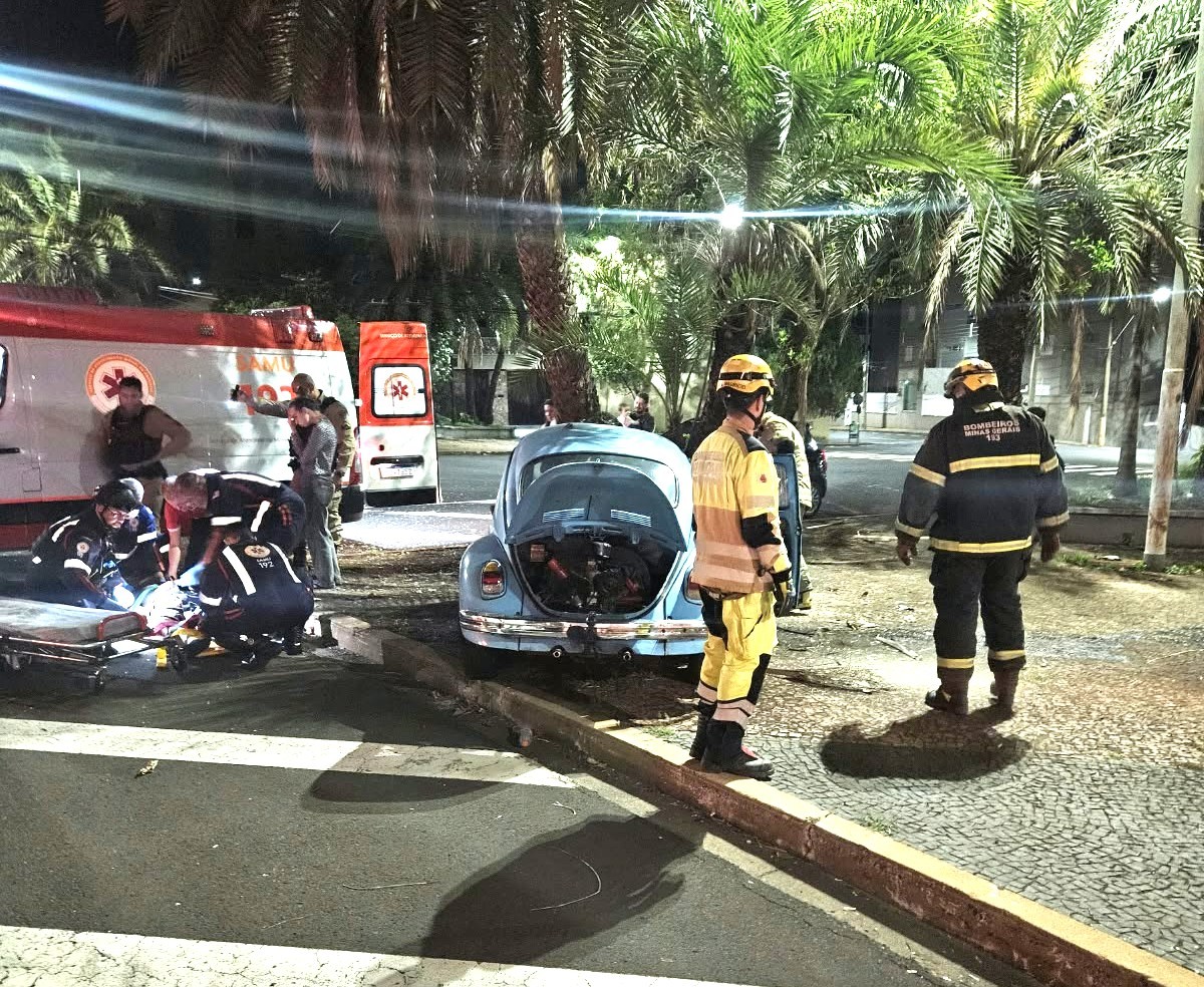 Motorista fica ferido ao bater Fusca em árvores próximo ao Estádio Uberabão