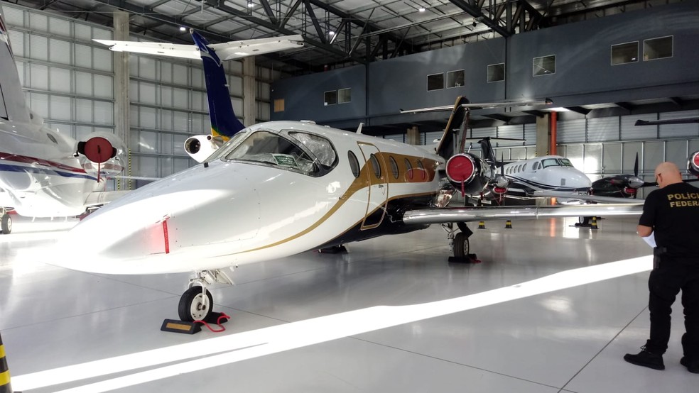 Avião apreendido pela Polícia Federal (PF) durante a chamada 'Operação Slim', nesta quinta-feira (27). — Foto: Reprodução/GloboNews