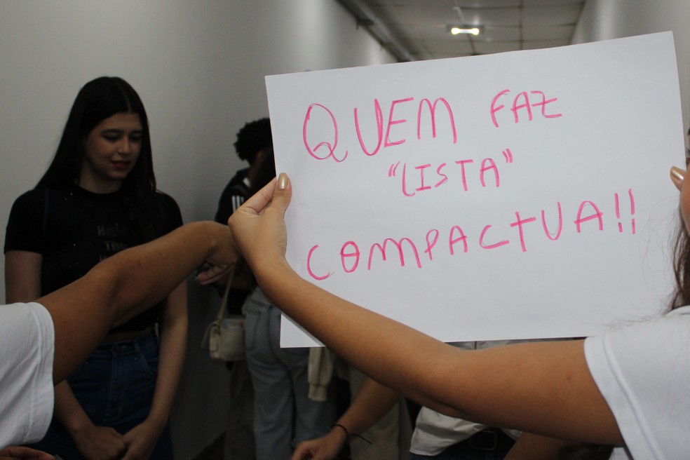 Manifestantes levaram cartazes repudiando o caso — Foto: João Lucas Rodrigues Tessaro