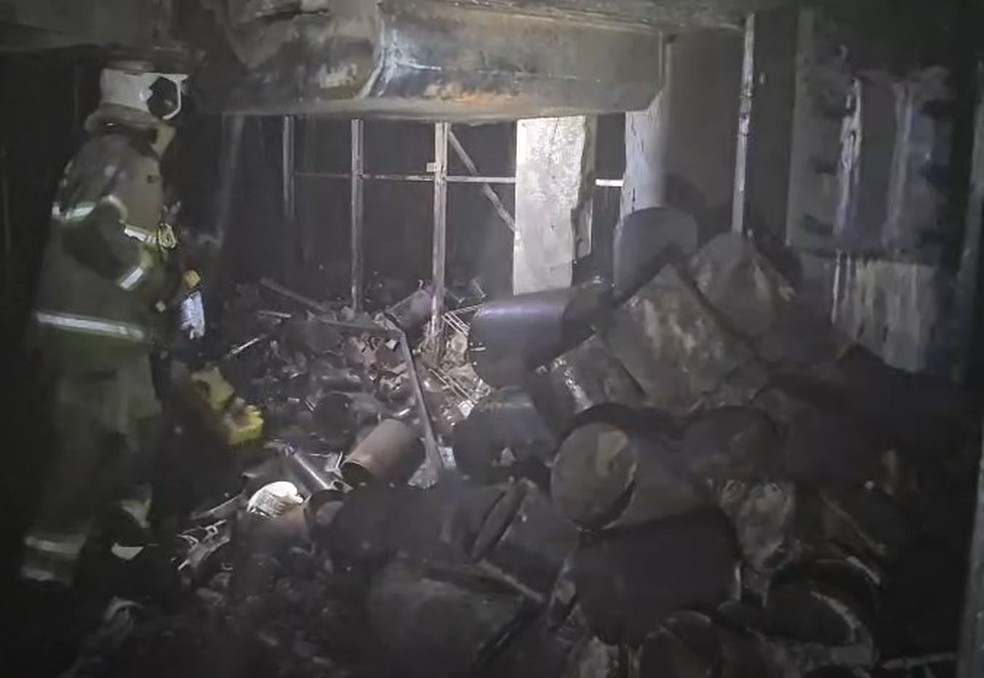 Veja como ficou o interior do Shopping Tijuca após incêndio que matou duas pessoas — Foto: Corpo de Bombeiros