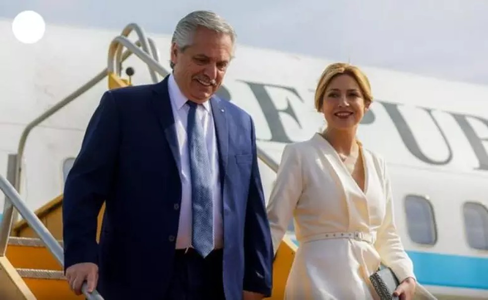 Alberto Fernández e Fabíola Yañez descendo de avião durante mandato presidencial. — Foto: Reprodução/Presidência da Argentina