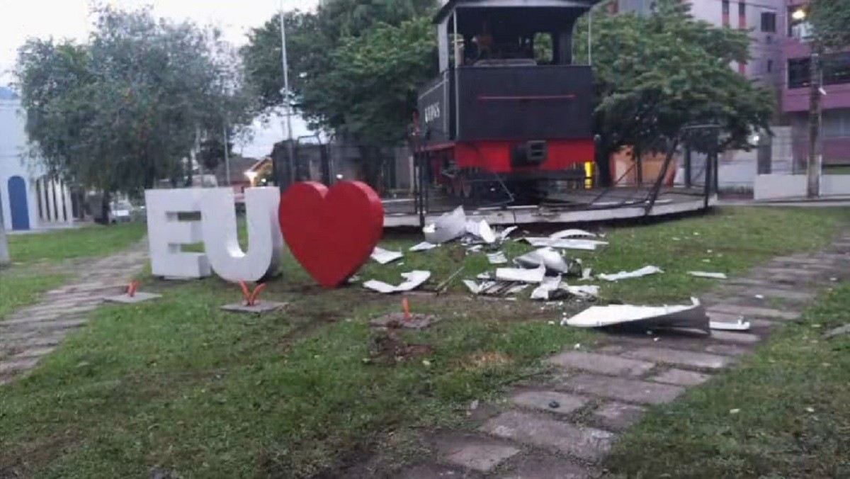 'Eu amo' o quê? Caminhonete destrói parte de letreiro em praça de cidade no RS; veja VÍDEO
