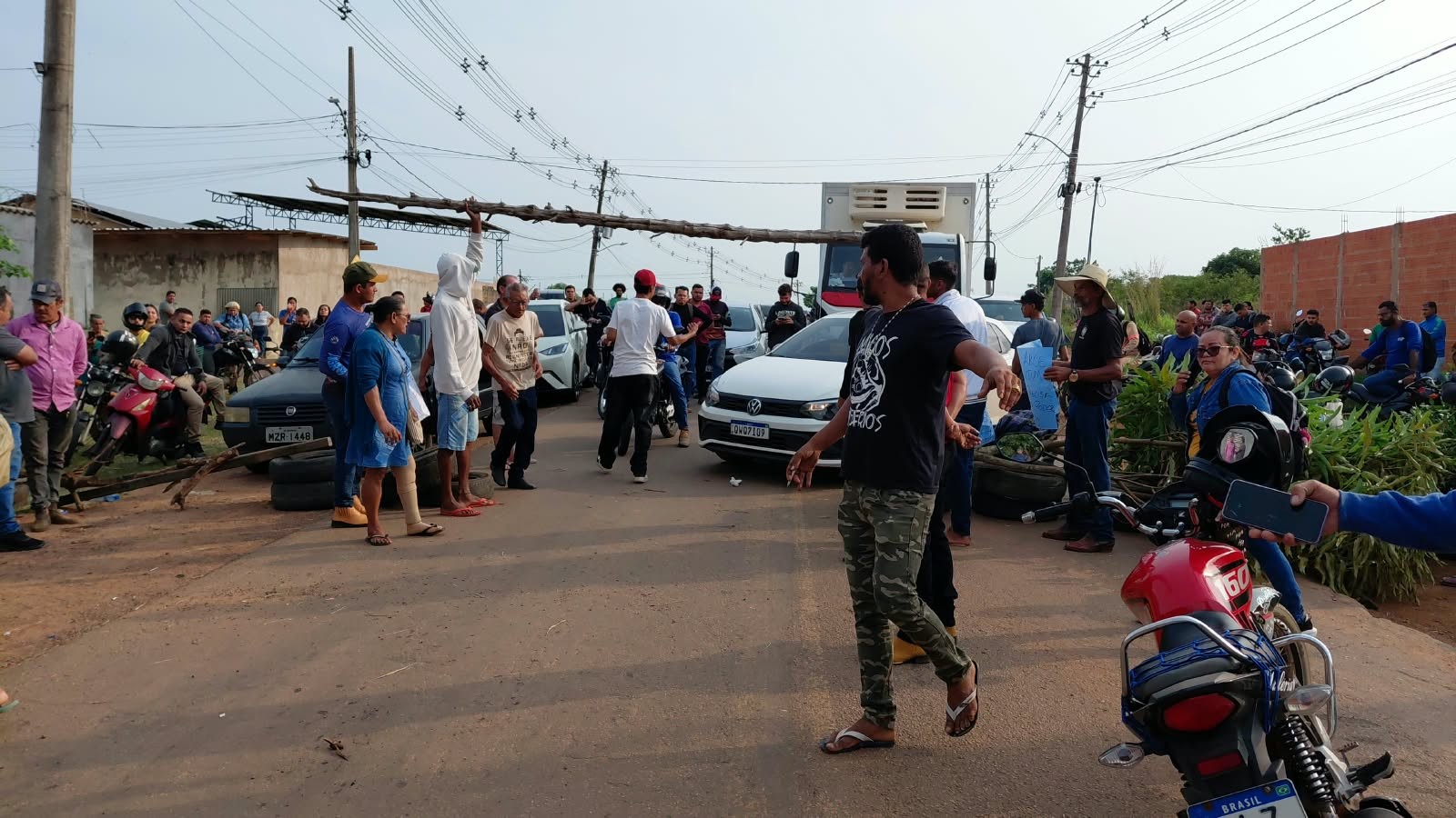 Moradores fecham estrada de Porto Acre e cobram melhorias na região; trânsito fica congestionado