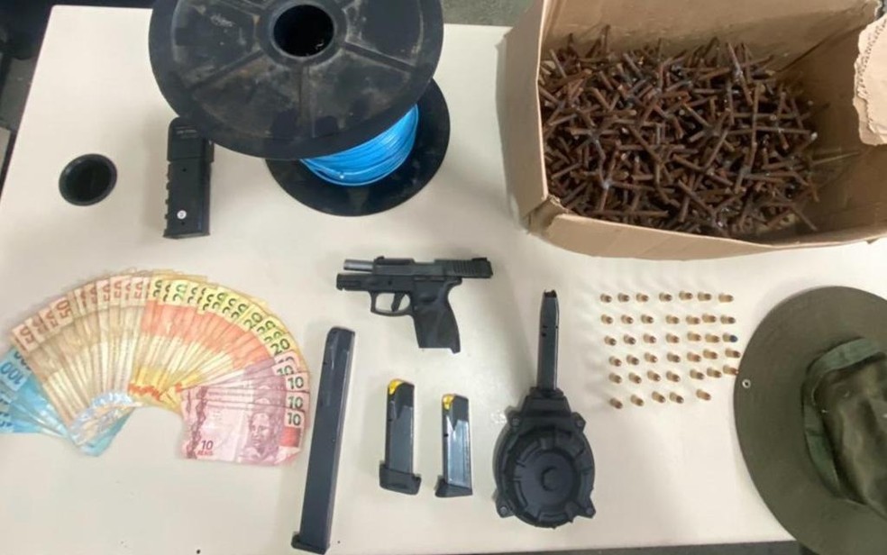 Uma pistola, munições, celulares e outros materiais foram apreendidos com o suspeito — Foto: Secretaria da Segurança Pública da Bahia