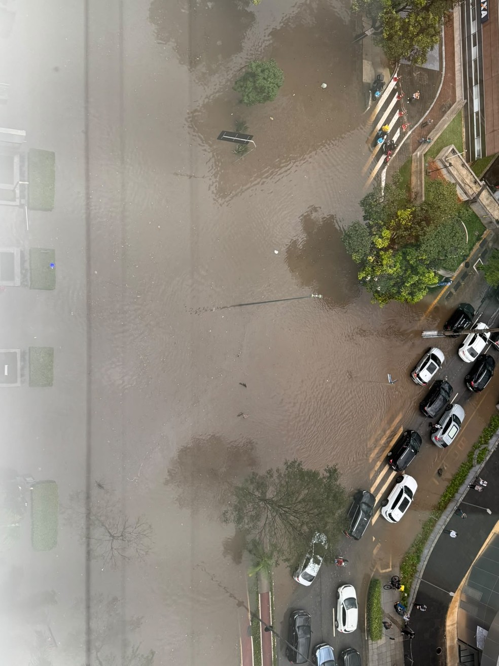 2 de 4
Rua Olimp&iacute;adas, bairro da Vila Ol&iacute;mpia, em S&atilde;o Paulo, durante temporal da tarde desta quarta-feira (14) &mdash; Foto: g1